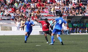 Mourad tuvo en esta ocasión una clara oportunidad de marcar, pero el balón se marchó fuera lamiendo el palo derecho del meta