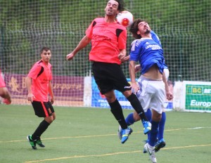 Vicent salta de cabeza por el balón con un rival del Platges de Calvià. Fotos: C. V. 