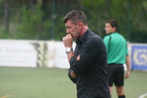 Vicente Román contempla pensativo desde la banda el partido ante los mallorquines.