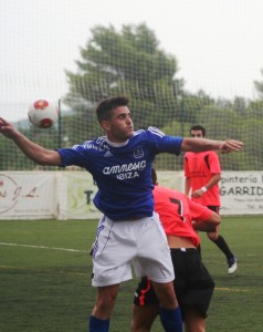 Yeste, en una acción del partido entre el San Rafael y el Platges de Calvià.