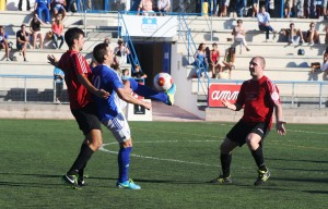 Guillem, autor del gol del San Rafael, defiende el balón ante la oposición de dos contrarios.