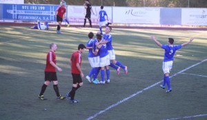 Los jugadores del San Rafael celebran el gol conseguido por Guillem en el minuto 47. 