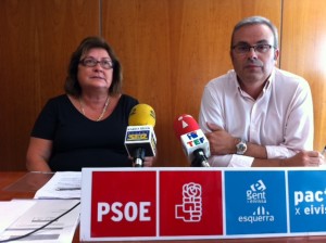 La diputada Esperança Marí i el secretari general de l'FSE, Vicent Torres, durant la roda de premsa. Foto: D.V.