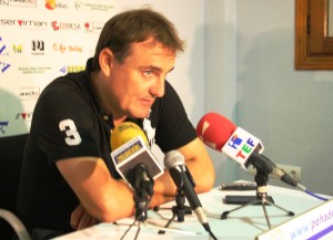 Mario Ormaechea habla con los medios tras un partido de Liga