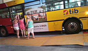 Autobús no adaptado a personas con movilidad reducida. Foto: Sociedad Gestora Cetis.