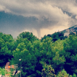 La manga de agua, con la misma forma de un tornado, fotografiada desde Siesta, en Santa Eulària.  Foto: XX