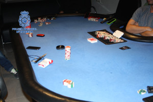 En el momento de la detención, la Policía encontró a nueve personas jugando en la mesa de póquer. 