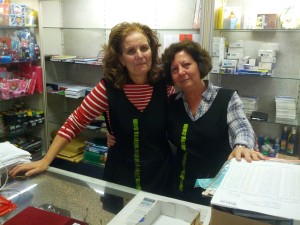 Ana y María Ribas Cardona, hermanas y dependientas de la librería, es su último día en la papelería Vara de Rey de es Mercat Nou