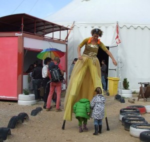 La artista ibicenca, subida a sus zancos, antes del inicio de la gala en el Carpas Arriba Circo.