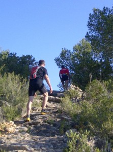 Dos corredores durante un entrenamiento de la Ibiza Trail Running.