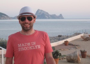 Después de más de veinte años pasando los veranos en Ibiza, Alberto Marcos se siente de la isla y ha querido presentar aquí su debut literario.