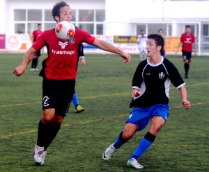 Piquero controla el balón con el pecho ante un adversario en una imagen de archivo