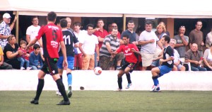 Mourad controla un balón en banda