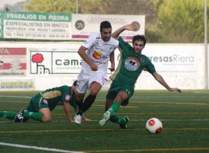 Raúl Gómez tuvo que ser sustituido tras el descanso ante el Alcúdia por sus molestias en la espalda.