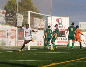 Ayrton celebra el segundo gol de la Peña y de su cuenta personal en el partido de esta tarde en Santa Eulària.