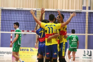 Los jugadores del Ushuaïa celebran uno de los puntos en el partido ante el Unicaja Almería.