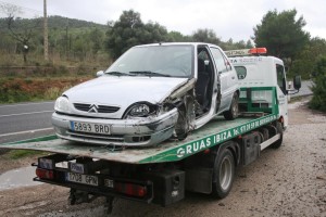 Una imagen del estado en el que quedó el Citroën Saxo en el accidente de esta mañana en la carretera de Santa Eulària.