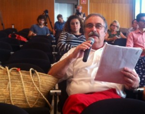 Joan Manuel Ribas, del Moviment Pitiüs Pro Radioteràpia, pregunta al president del Consell per la radioteràpia. Fotos: D.V.