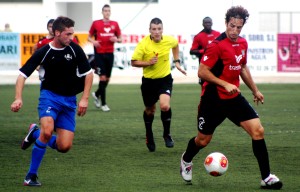 Piquero trata de avanzar con el balón contraldo. Foto: V. R.