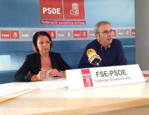 El secretari general de la FSE-PSOE, Vicent Torres, i la diputada eivissenca del PSOE al Congrés, Sofía Hernanz, a la roda de premsa.