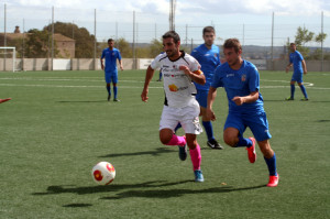 Raúl, capitán de la Peña, pugna con un jugador del Ferriolense en un lance del partido de esta jornada. Foto: Fútbol Balear