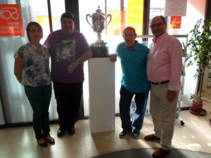 Tiradores y políticos de Vila posan junto al trofeo conquistado en el provincial