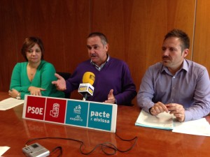 El portaveu progressista, Xico Tarrés, acompanyat dels consellers Patricia Abascal i Juanjo Cardona.