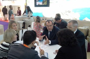 Pepita Gutiérrez i Vicent Ribas es van reunir amb representants de l'empresa Jet2.