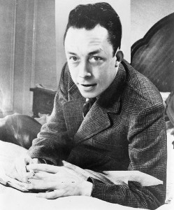 Albert Camus fotografiado en 1957, el mismo año que recibió el Premio Nobel de Literatura. 