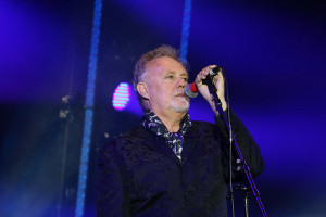 Roger Taylor, batería de la mítica banda Queen, en un concierto ofrecido en mayo de 2013. Foto: Mark Kent (http://bit.ly/17ZCdSx)