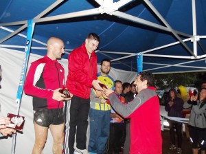 Mariano Riera entrega los trofeos a los tres vencedores de la prueba en categoría masculina.