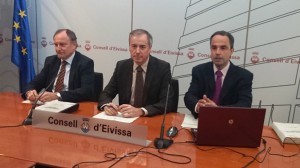 Vicent Serra, Mariano Juan y Álex Minchiotti, durante la presentación de los presupuestos del Consell d'Eivissa de 2014.
