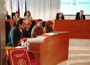 Àlex Minchiotti, conseller d'Economia i Hisenda, durante el pleno del Consell Insular d'Eivissa.