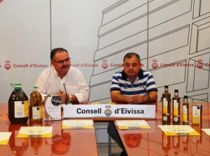 El conseller Antoni Marí i Mariano Tur, durant la recepció a l’ADV de l’Olivar.