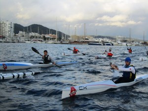 Varios de los participantes en la Ibiza Training Camp durante una travesía por la Bahía de Sant Antoni.