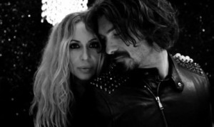 Marta Sánchez y Daniel Terán, líder de Gang Religión, en un fotograma del videoclip.