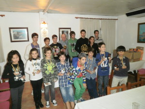 Els guanyadors de cada categoria de l'Open d'Escacs posen amb els seus respectius trofeus.