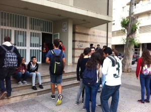 Alumnes davant l'IES Santa Maria.