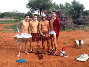 Cuatro jugadores de la Peña posan disfrazados de guerreros para el calendario del club.