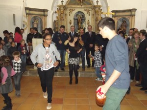 Ball pagès en el interior de la iglesia. Fotos: Ajuntament de Santa Eulària