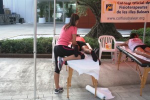Una fisioterapeuta da un masaje a Ignacio Cardona, vencedor absoluto de los 21 kilómetros.