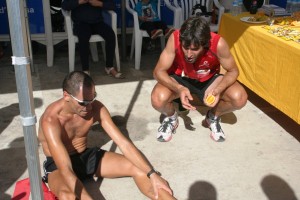 Javier Serra y Miguel Ángel Martínez charlan en línea de meta tras casi cuatro horas de esfuerzo.