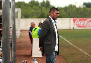 Vicente Román, entrenador del San Rafael, acabó enfadado con el juego de su equipo.