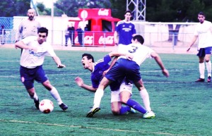 Cladera derriba a Manolo Aparicio en una jugada del partido entre San Rafal y Felanitx. Fotos: C. V.