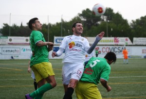 Ramiro, centrocampista de la Peña Deportiva, pugna por el balón con dos jugadores del Atlético Rafal.