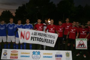 Los jugadores del San Rafael y del Formentera posan con las pancartas contra las prospecciones petrolíferas.