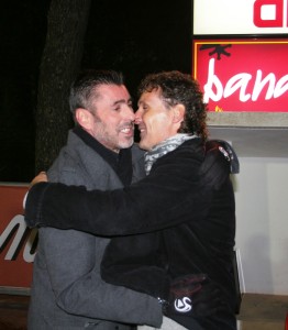 Los dos entrenadores se fundieron en un abrazo antes del inicio del choque.