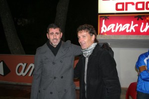 Vicente Román y Luis Elcacho se saludan antes del inicio del derbi entre el San Rafael y el Formentera.