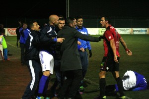 Los jugadores del Formentera y el San Rafael, en una pequeña tangana sin consecuencias