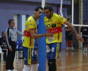 Fidalgo felicita a Saulo durante una acción del partido disputado en es Viver.
